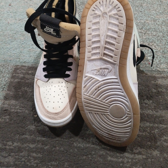 Nike Cream and Black Sneakers High-Top - Picture 3 of 3